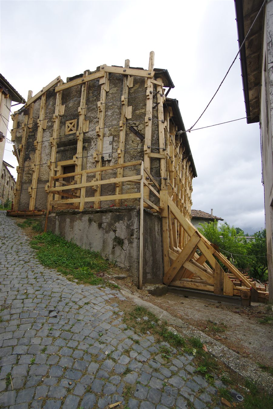 Edificio esistente con opere di puntellamento